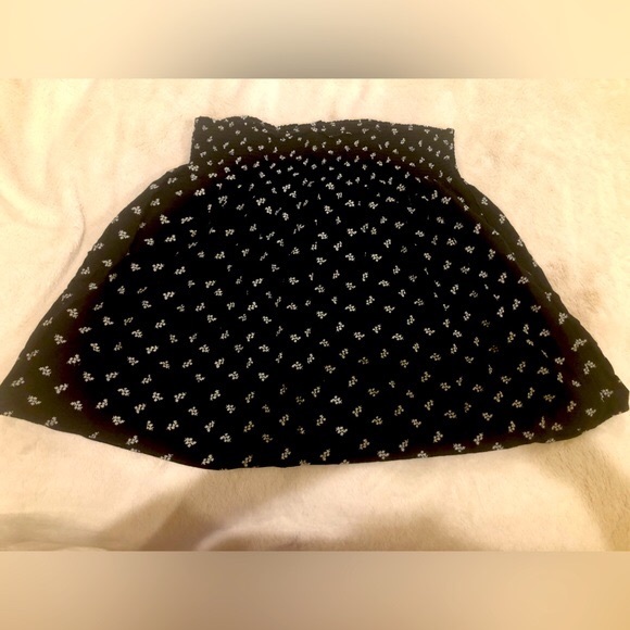 Mossimo Black&White Floral Skirt, Lightweight and Stretchy - Picture 3 of 3
